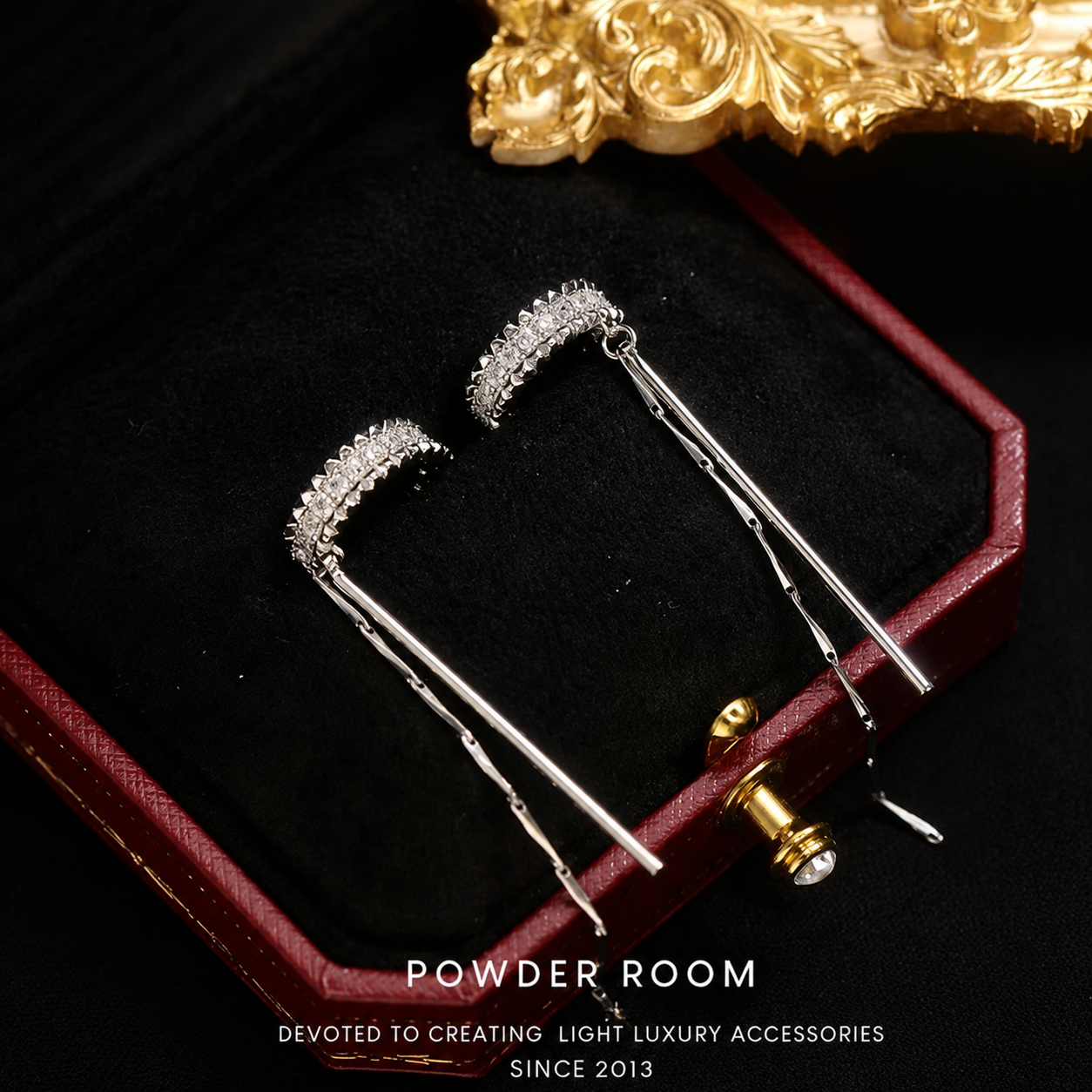 Minimalistische ear cuff met strasssteentjes en kwastje