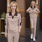 Afbeelding in Gallery-weergave laden, Tweedelig set bestaande uit een broek met V-hals, lange mouwen en wijde pijpen
