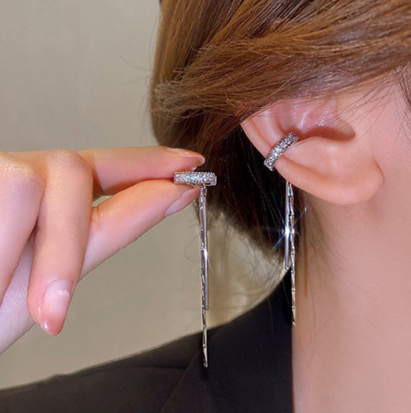 Minimalistische ear cuff met strasssteentjes en kwastje