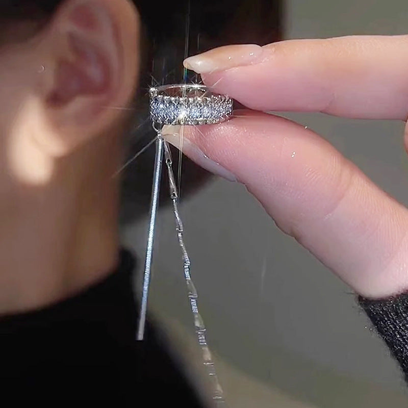 Minimalistische ear cuff met strasssteentjes en kwastje