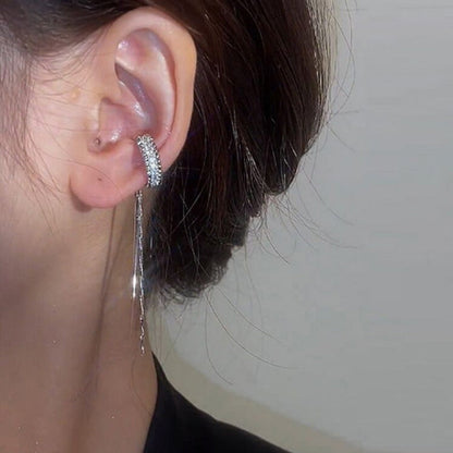 Minimalistische ear cuff met strasssteentjes en kwastje