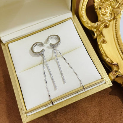 Minimalistische ear cuff met strasssteentjes en kwastje