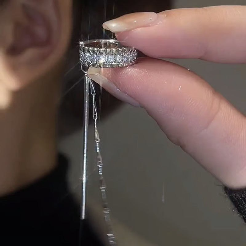 Minimalistische ear cuff met strasssteentjes en kwastje